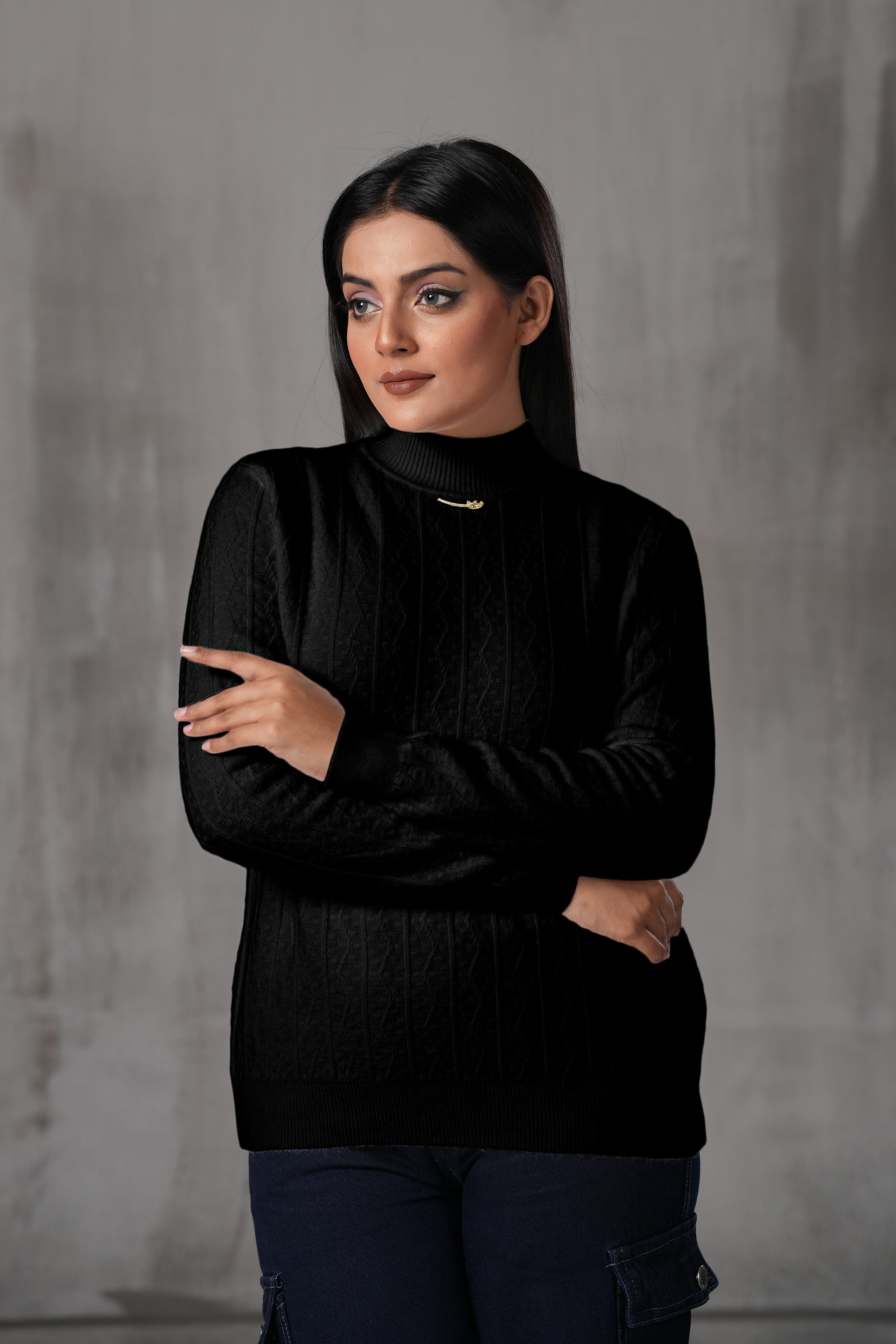 Cable knit pendant high neck sweater